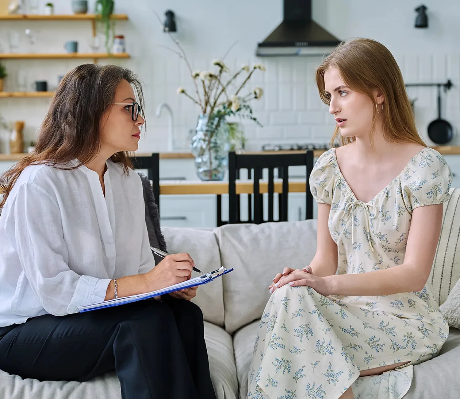 Cliënt in gesprek met een hulpverlener over herstelondersteuning en het voorkomen van terugval. Biozorg